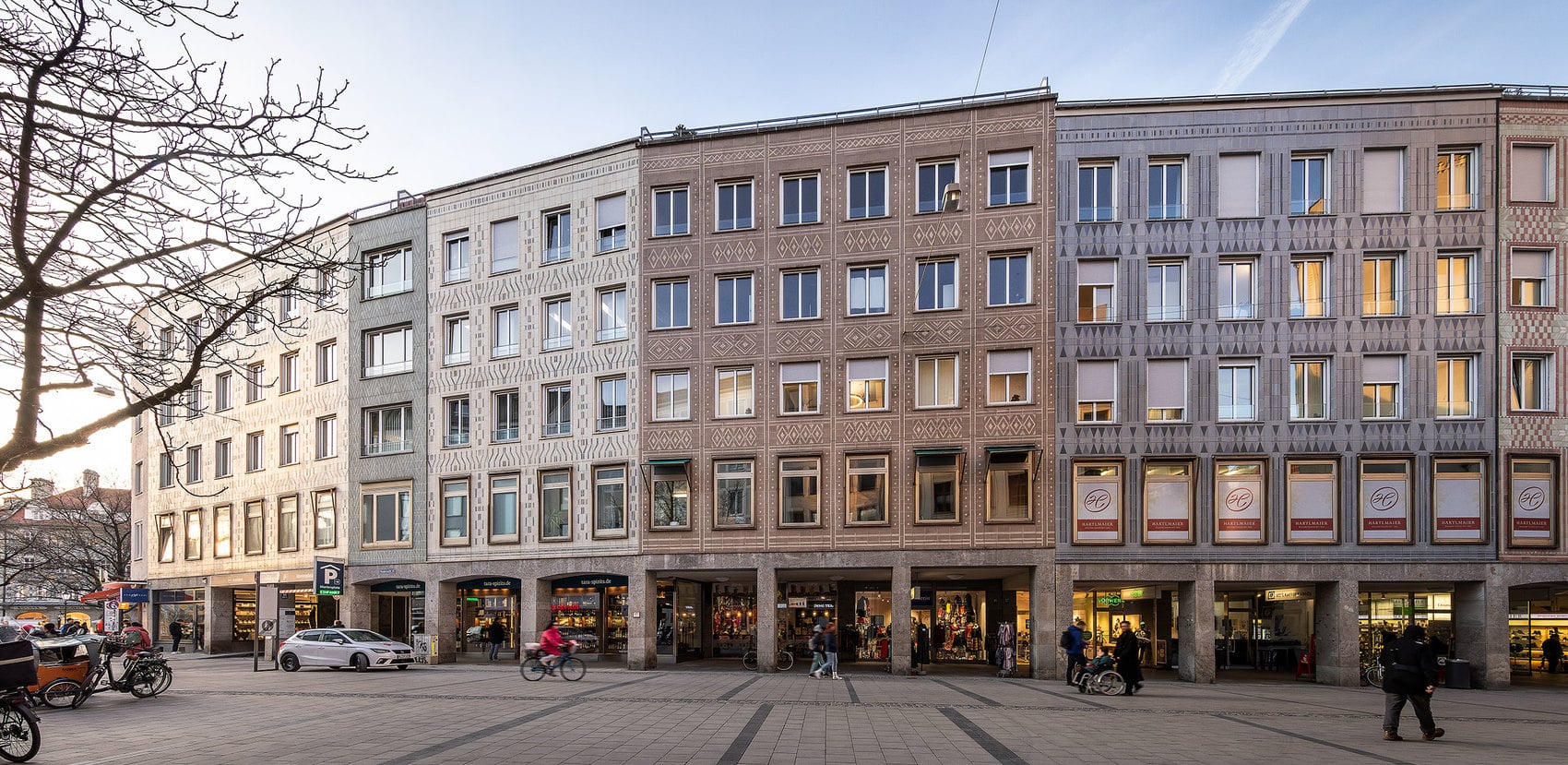 Bestehende Keramikfassade, neue Fenster.