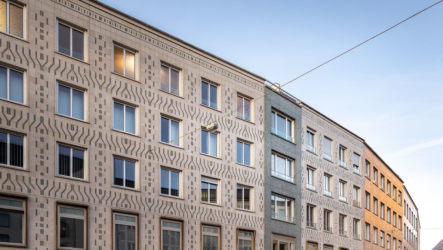 Bestehende Keramikfassade, neue Fenster.