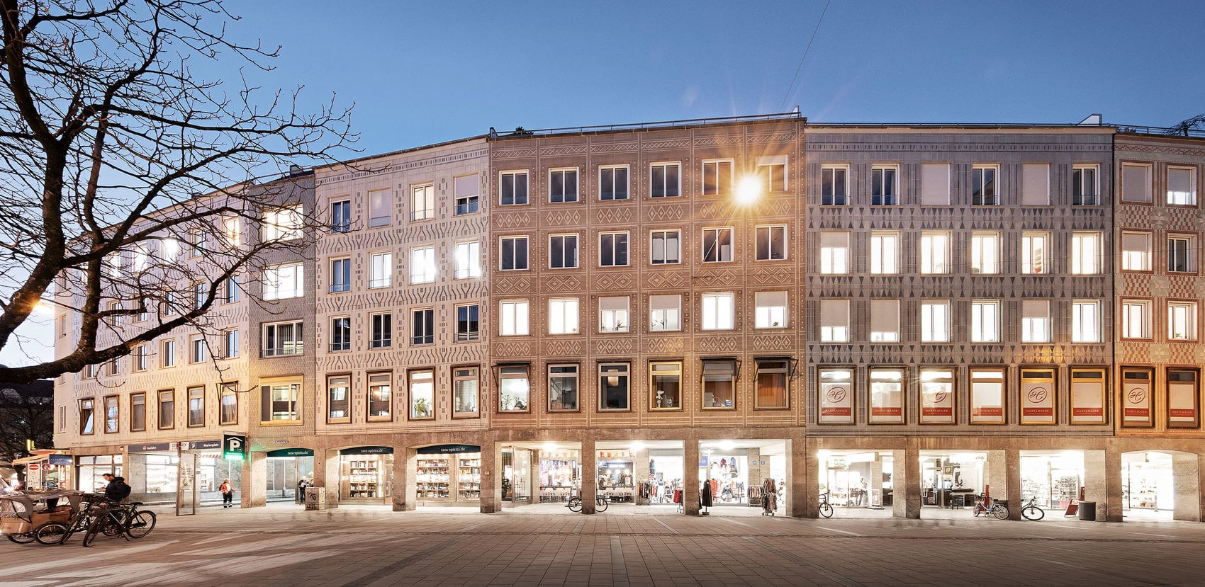 Bestehende Keramikfassade, neue Fenster.