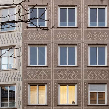 De nouvelles fenêtres pour une façade en céramique à préserver.