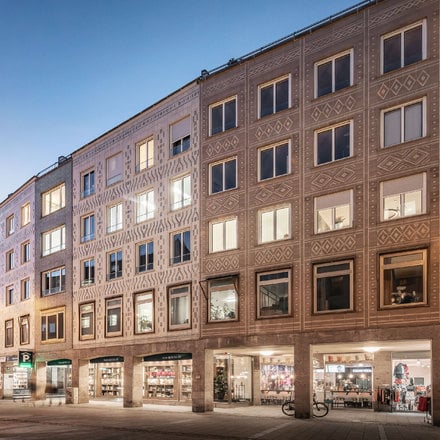 De nouvelles fenêtres pour une façade en céramique à préserver.