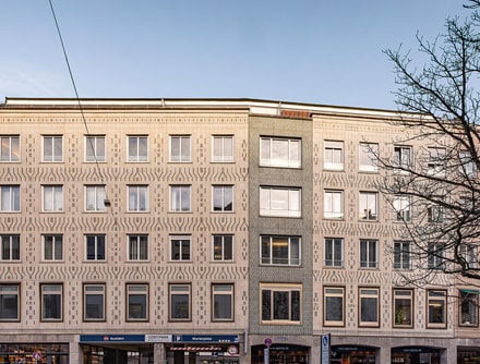 De nouvelles fenêtres pour une façade en céramique à préserver.