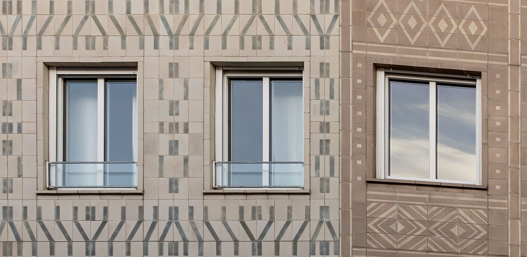 De nouvelles fenêtres pour une façade en céramique à préserver.