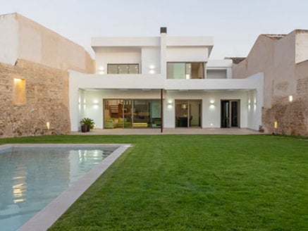 A new home between old masonry