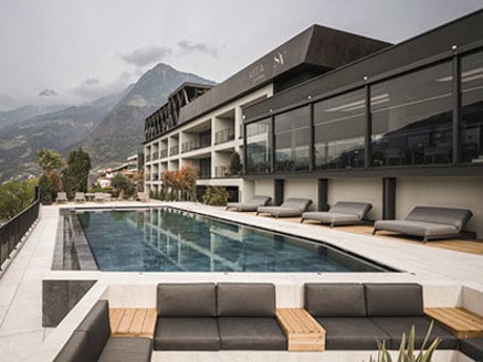 Nieuwbouw: Hotel in dorp Tirol