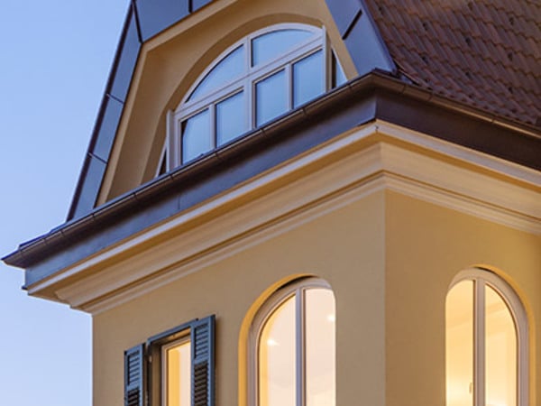 Altbauoptik mit neuen Fenstern: Sanierung einer Bozner Villa.