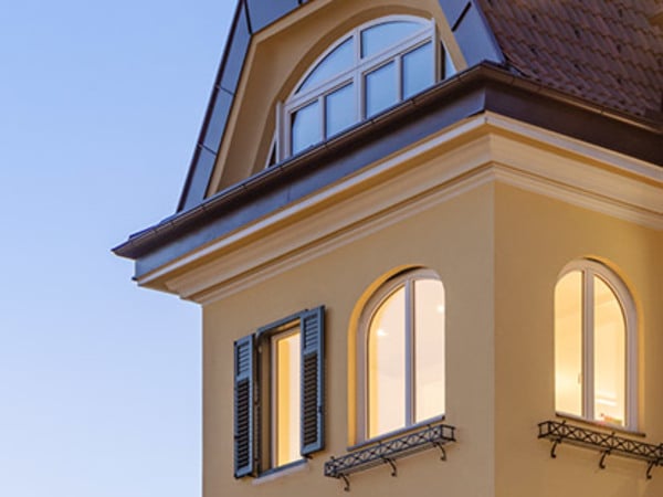 Altbauoptik mit neuen Fenstern: Sanierung einer Bozner Villa.
