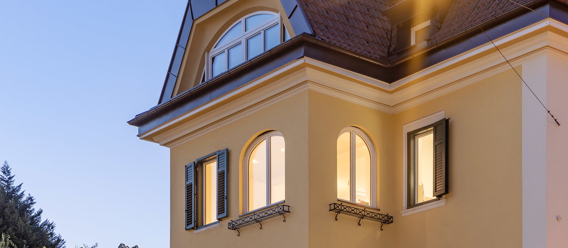 Altbauoptik mit neuen Fenstern: Sanierung einer Bozner Villa.