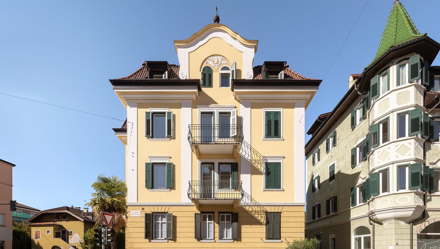 Fascino storico, serramenti moderni: ristrutturazione di una casa a Bolzano.