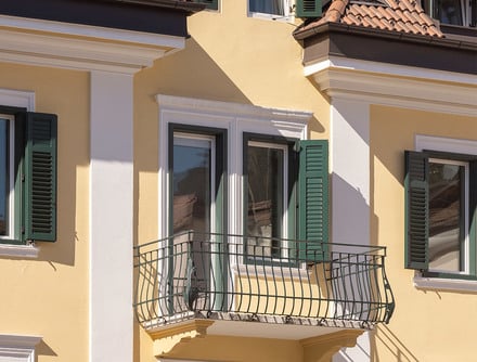 Fascino storico, serramenti moderni: ristrutturazione di una casa a Bolzano.