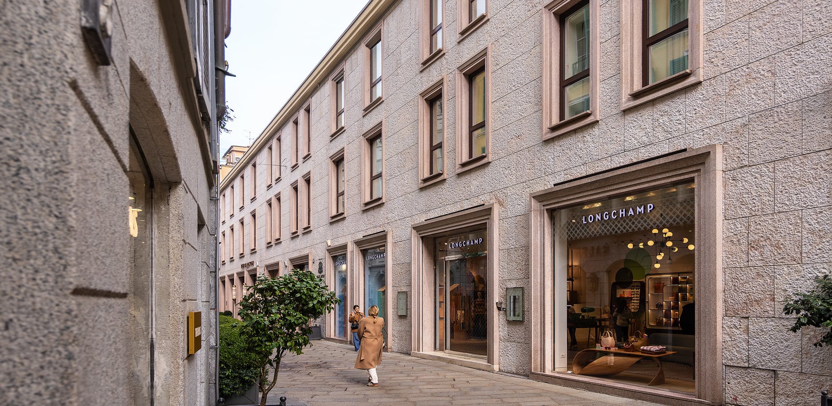 Harmonische Akzente: Auf der Außenseite fügen sich die schmalen Aluminium-Rahmenprofile FIN-Project perfekt in die klassisch gestaltete Fassade.