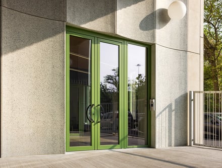 Die maßgeschneiderten Türlösungen greifen die klare Geometrie der Architektur auf und setzen zugleich einen überraschend kräftigen Farbakzent.
